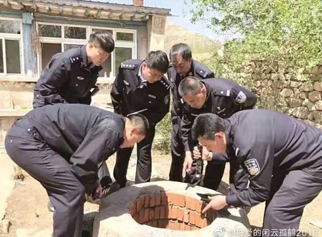 Cảnh sát đã nghi ngờ vì không khó để trèo ra khỏi giếng. (Ảnh: Weibo)