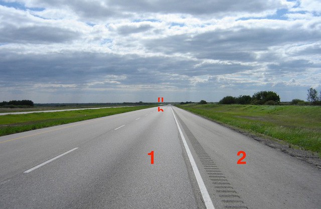 Nữ diễn viên Hàn đỗ xe ở giữa làn xe phải đường cao tốc (số 1) mà không tấp vào lề đường (số 2)
