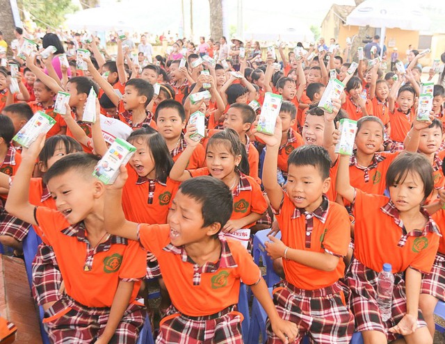 Tính đến nay, Quỹ sữa Vươn cao Việt Nam đã trao tặng hơn 35 triệu ly sữa với tổng giá trị tương đương gần 150 tỷ đồng cho 440 ngàn trẻ em khó khăn trên khắp Việt Nam