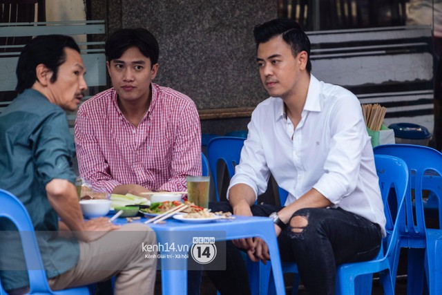 Ba nhân vật ông Sơn - Quốc và Vũ ngồi chung một bàn nhậu