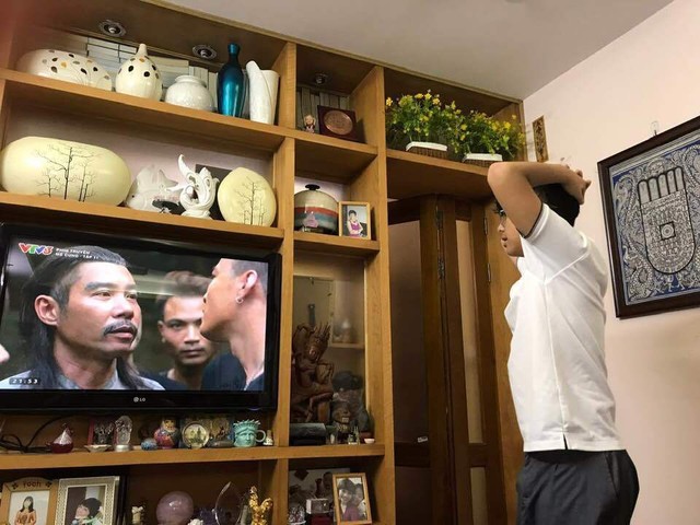 MC Thảo Vân chia sẻ hình ảnh con trai chăm chú xem phim của bố, diễn viên Công Lý.