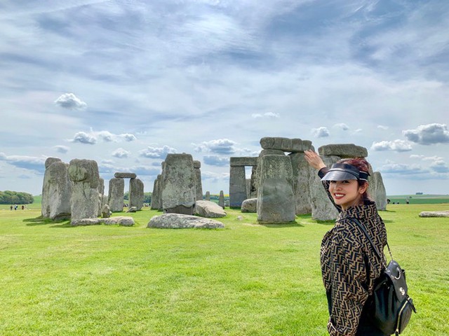 Hoa hậu rạng rỡ khi đến bãi đá cổ Stonehenge. Đây là công trình tượng đài cự thạch 4.000 năm tuổi nổi tiếng của nước Anh.