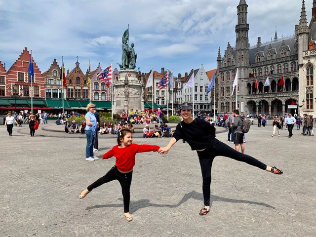 Người đẹp cùng bé Na lưu lại khoảnh khắc kỷ niệm tại quảng trường Grote Markt của thành phố cổ Bruges, thuộc nước Bỉ.
