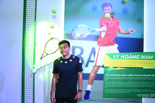 Chiếc vợt bung lưới của Lý Hoàng Nam góp phần vào thành công của anh trong chặng đường đam mê thể thao của mình.