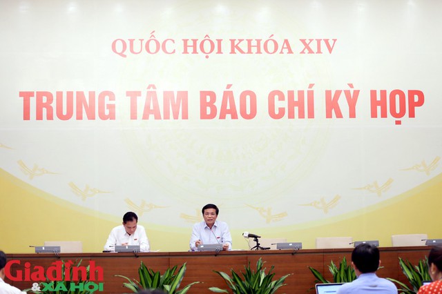 Chủ nhiệm VP Quốc hội thông tin với báo chí chiều ngày 10/6. Ảnh: Lê Bảo.