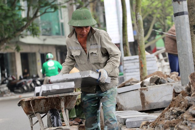 Anh Thông, 45 tuổi, quê ở Phú Thọ, cũng tương tự.