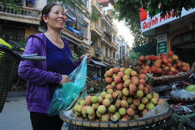 Trong khi đó, vào giờ trưa, bà Vân (ở Quốc Oai, bán vải tại đường Hoàng Ngân) lại dọn hàng để về phòng trọ nghỉ trưa tránh nắng và đến chiều mát, bà lại dong xe vải ra chào hàng.