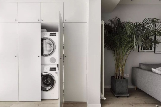 
Máy giặt và máy sấy được bố trí phía trong tủ âm tường.
