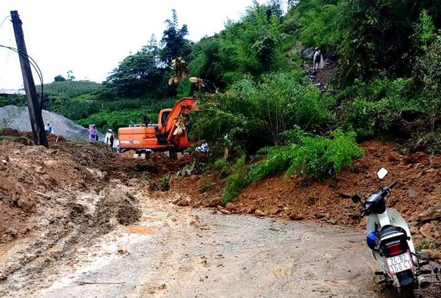 Sạt lở đất đá gây tắc đường ở thôn Sử Pán 1, huyện Sa Pa (Lào Cai).