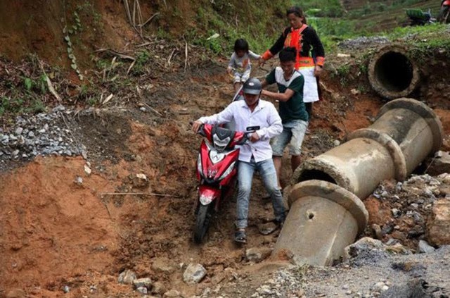 Mưa lớn gây sụt lún đường làm ảnh hưởng đến quá trình đi lại của người dân ở Phong Thổ, Lai Châu.