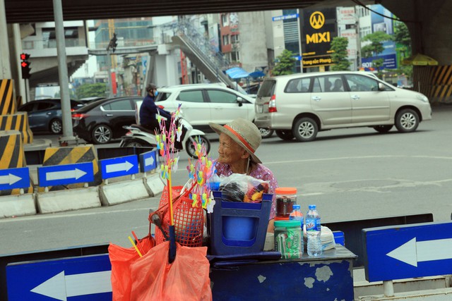 Cụ Cân, 88 tuổi, quê Thái Bình, hàng ngày, bất kể trời mưa, nắng hay mùa Đông, cụ đều ngồi bán hàng rong ở ngã tư Khuất Duy Tiến - Nguyễn Trãi (quận Thanh Xuân).