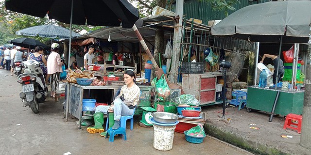 Không chỉ người bán hàng ngang nhiên bày bán mà người mua hàng cũng thản nhiên dựng xe ngay dưới lòng đường để tiện mua hàng. Điều này, khiến người đi bộ không còn có lối đi buộc phải đi ra giữa lòng đường. Ảnh chợ cóc Thành Công (Ba đình).