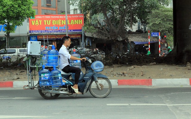 Tuy vậy, với độ ẩm từ 48 - 96%, cùng sức nóng như chảo lửa, đợt nắng nóng này là nỗi ám ảnh của người lao động phải bươn chải, mưu sinh ngoài trời.