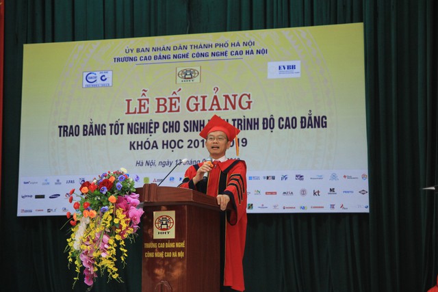 Ông Phạm Xuân Khánh, Hiệu trưởng trường Cao đẳng Công nghệ cao Hà Nội (HHT) đã có những chia sẻ đầy xúc động gửi đến các tân cử nhân trong buổi bế giảng.