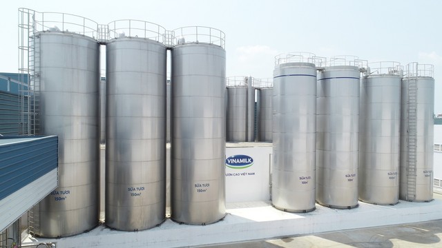
Hệ thống bồn chứa sữa tươi khổng lồ tại siêu nhà máy sản xuất sữa nước tại Bình Dương của Vinamilk với công suất 800 triệu lít/năm
