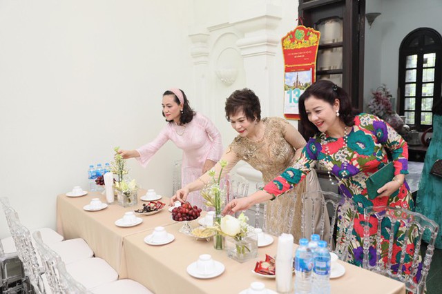 Mẹ ruột Phương Mai (giữa) c&ugrave;ng người th&acirc;n đều rất mừng khi con g&aacute;i đ&atilde; t&igrave;m được bờ vai vững ch&atilde;i ở tuổi 29. Mọi người đ&ocirc;n đ&aacute;o gi&uacute;p đỡ nữ MC dọn dẹp v&agrave; trang tr&iacute; nh&agrave; cửa.