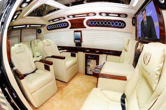 Trước đó, cô cũng từng khiến mọi người ngưỡng mộ khi khoe xế hộp Limousine với nội thất sang trọng, đầy đủ tivi và các trang thiết bị cần thiết để sinh hoạt như một căn phòng làm việc di dộng.