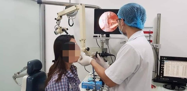 BS Nguyễn Việt Hưng nội soi tai - mũi - họng cho bệnh nhân B