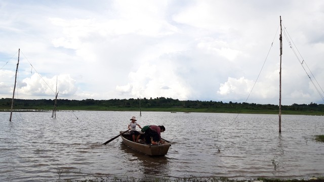 
Người dân liều mình vượt sông mặc cho nguy hiểm luôn rình rập. Ảnh: Đức Huy
