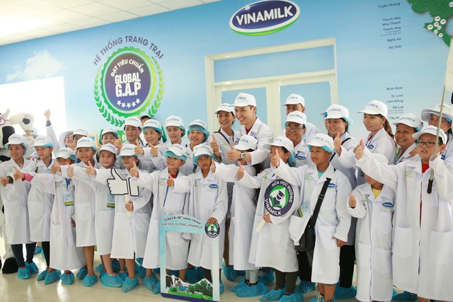 Diễn viên Mạnh Trường và các khách mời thích thú tặng Like cho Resort bò sữa Tây Ninh đạt chuẩn Global GAP.