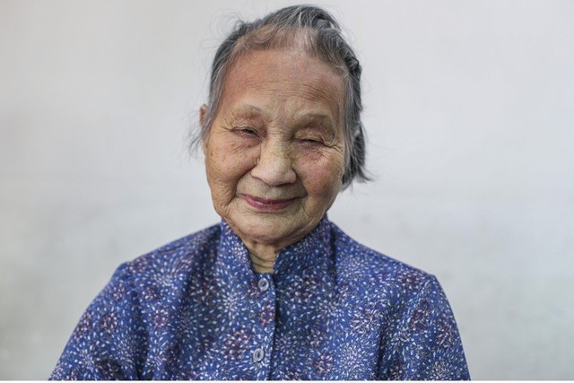 Bà Liu Kam-lan vẫn còn nhớ như in hình ảnh mẹ cõng lên gác áp mái để đợi người đến rước.
