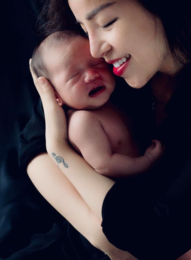 Minh Chuyên chụp ảnh cùng con trai mới sinh