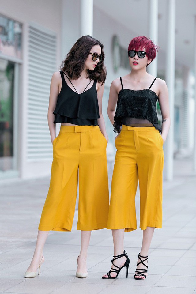 
Bảo Trang và Bảo Trâm cùng nhau thể hiện sự thời thượng, sang chảnh trong set đồ street style với quần culottes và áo hai dây gợi cảm.
