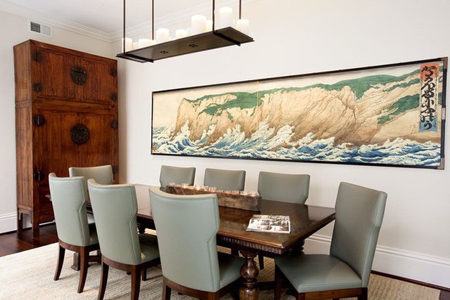 
Một bức tranh treo tường ấn tượng có kích thước cân đối với chiều dài của bộ bàn ăn gia đình.
