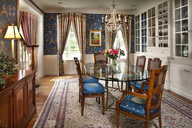 
Đến nay, phong cách nội thất cổ điển vẫn được nhiều gia đình ưu ái lựa chọn cho căn phòng ăn .
