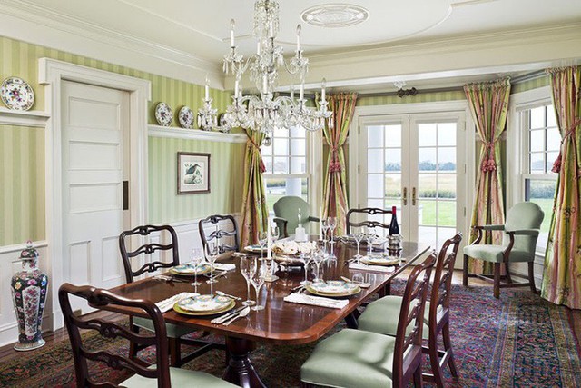 
Những bộ bàn ăn gia đình mang phong cách cổ điển luôn đảm bảo vị trí tâm điểm của căn phòng ăn.
