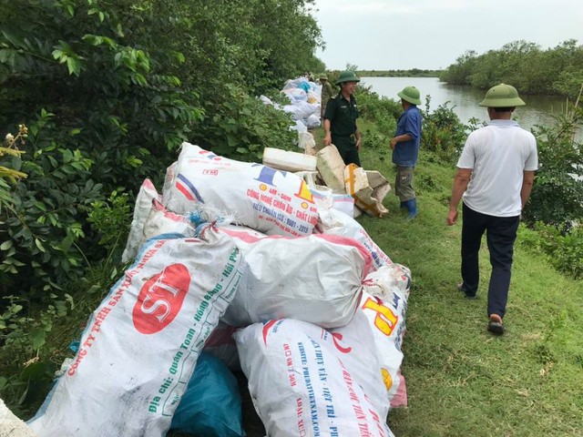 
Chùm ảnh: Các tình nguyện viên thu gom hàng tấn rác thải nhựa tại rừng phòng hộ xã Tiên Hưng.
