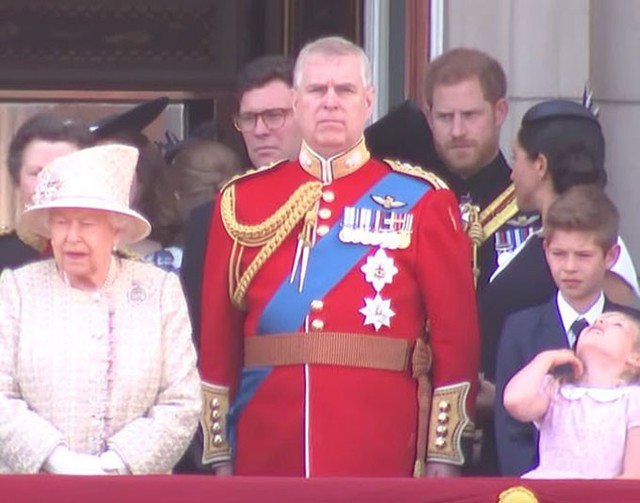 Meghan quay lại nói chuyện với Hoàng tử Harry trên ban công Điện Buckingham hôm 8/6. Ảnh: ITV.