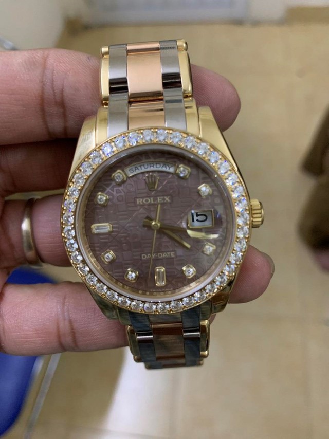 
Chiếc đồng hồ Rolex được bán với giá gần 900 triệu đồng.
