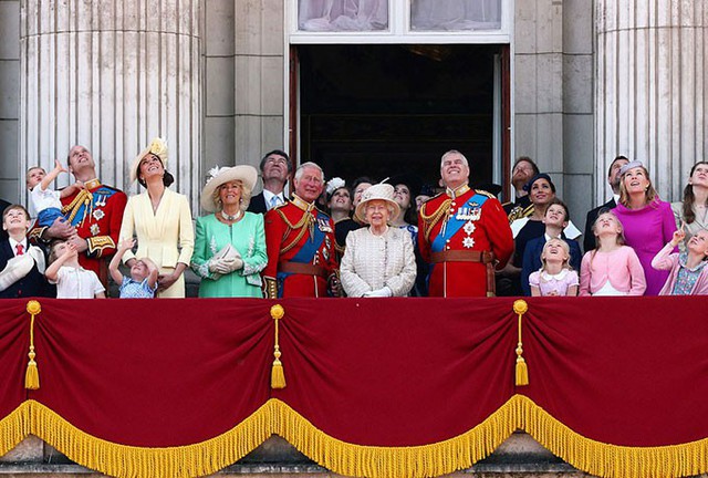 Hoàng gia Anh theo dõi màn trình diễn của lực lượng Không quân hoàng gia từ ban công Điện Buckingham hôm 8/6. Ảnh: PA.