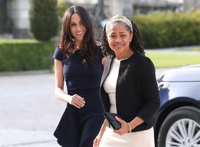 Meghan và mẹ đẻ, bà Doria Ragland, một ngày trước đám cưới với Hoàng tử Harry ở lâu đài Windsor hồi tháng 5/2018. Ảnh: PA.