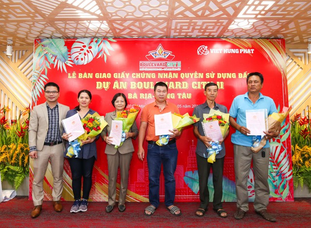 
Gần 400 khách hàng đã được Việt Hưng Phát bàn giao sổ hồng tại Boulevard City 2 Bà Rịa - Vũng Tàu
