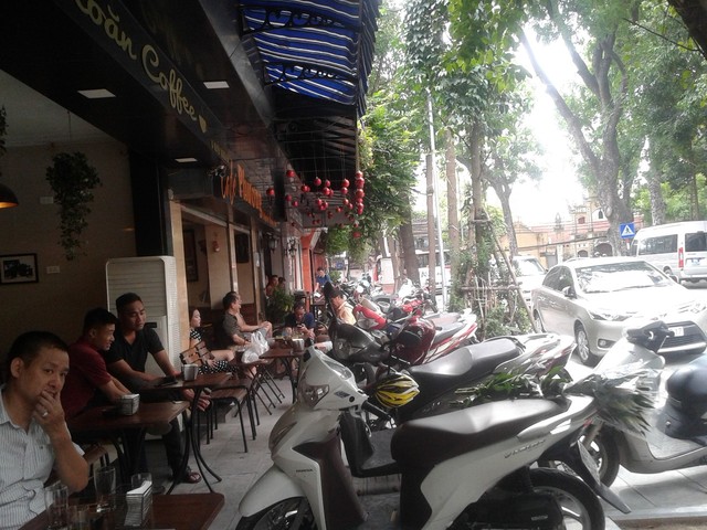 Toàn bộ vỉa hè trên phố Nguyễn Thượng Hiền bị các quán cà phê chiếm dụng. Ảnh: Ngọc Tuấn