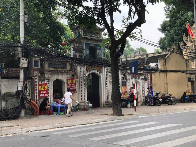 Trước cửa chùa Quang Hoa cũng bị trưng dụng thành quán ăn sáng.