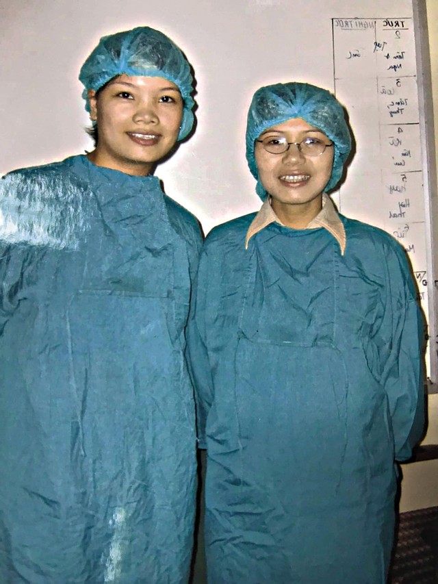 
Chị Nguyễn Thuý Nga (bên trái) trong một lần tác nghiệp phòng chống dịch cúm A/H5N1 năm 2009.
