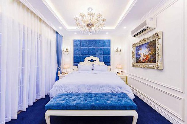 Một phòng ngủ trong căn biệt thự mang tông trắng - xanh dương.