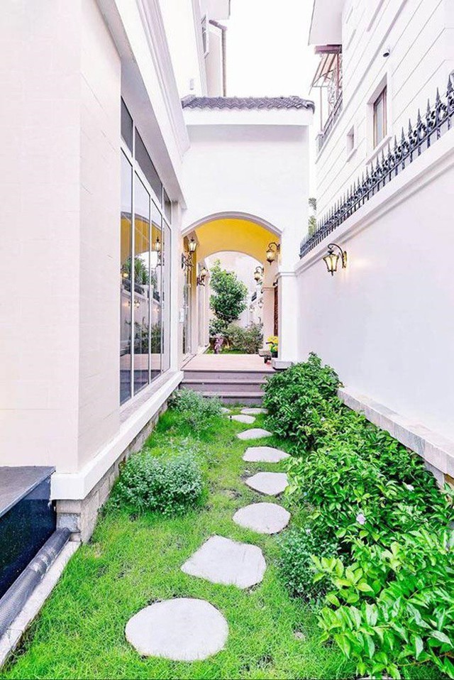 Biệt thự của Di Băng thiết kế dạng nhà vườn, xoay quanh lối đi tràn ngập cây cỏ.