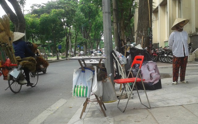 Bày bàn ghế bày bán bán vé số trên phố Trần Bình Trọng.