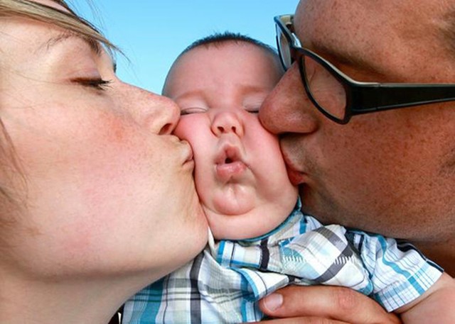 Nụ hôn của người lớn vô tình có thể gây hại đến sức khỏe của trẻ nhỏ. Ảnh minh họa