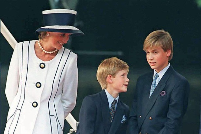 Công nương Diana đứng cạnh hai con trai William và Harry dự lễ kỷ niệm ngày Đế quốc Nhật Bản đầu hàng trong Thế chiến II tại London năm 1995. Ảnh: UK Press.
