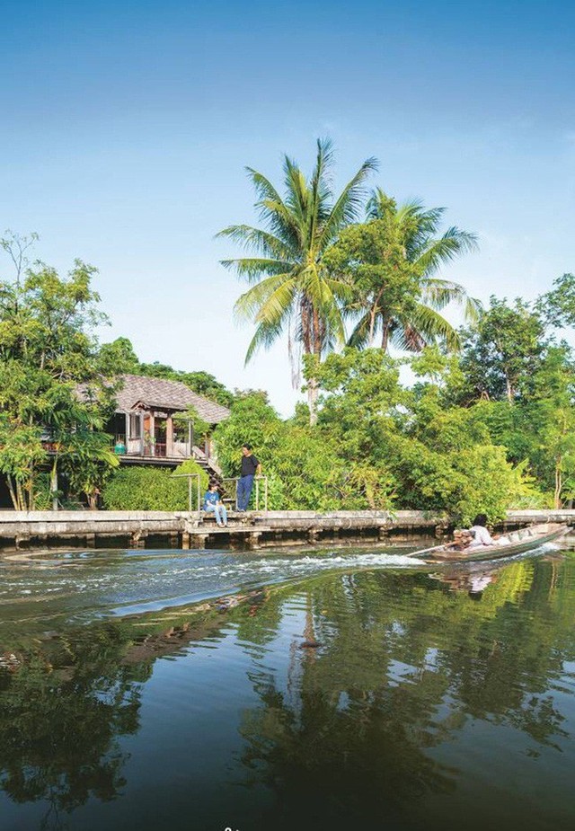 
Ngôi nhà gần một con kênh xanh.
