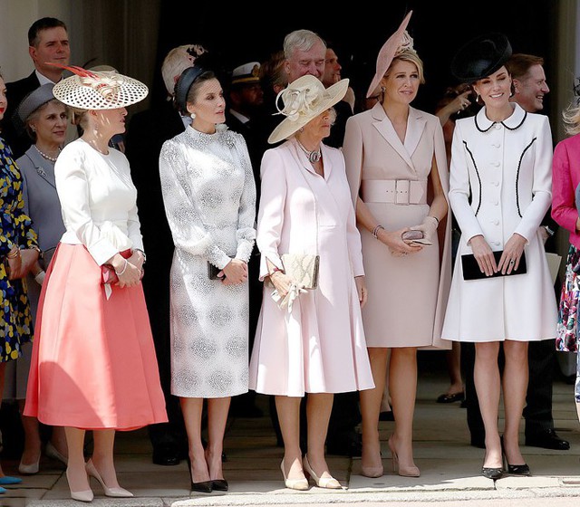 Từ trái sang: Nữ bá tước xứ Wessex, Hoàng hậu Letizia của Tây Ban Nha, Nữ công tước xứ Cornwall, Hoàng hậu Maxima của Hà Lan và Nữ công tước xứ Cambridge. Ảnh: PA.