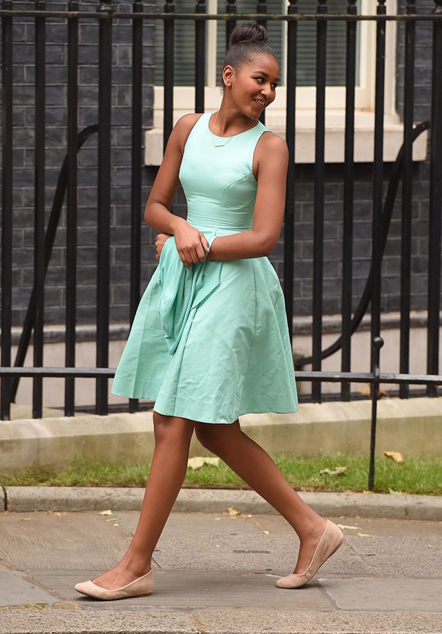 Sasha lớn phổng phao trong bộ váy màu xanh hồi tháng 6/2015, khi ấy cô bé 14 tuổi.