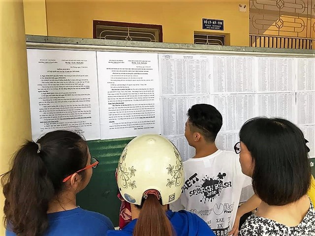 Phụ huynh tra điểm thi cho con tại trường THPT Lê Quý Đôn