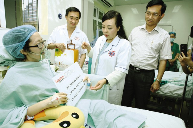 
Bộ trưởng Bộ Y tế Nguyễn Thị Kim Tiến trao quà cho sản phụ Đậu Thị Huyền Trâm, người mẹ từ chối điều trị ung thư để con được ra đời, một hoàn cảnh nằm trong chuyên mục “Vòng tay nhân ái” (2016).

