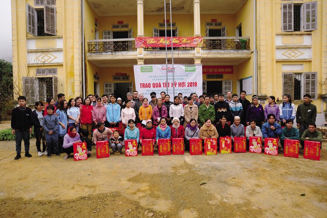 
Chương trình “Vòng tay nhân ái” trao quà cho các hộ nghèo tỉnh Hòa Bình dịp Tết Kỷ Hợi 2019.
